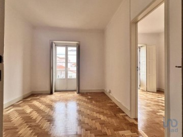 Apartment 4 Bedrooms in União Freguesias Santa Maria, São Pedro e Matacães