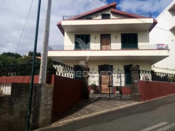 House 4 Bedrooms in Câmara de Lobos