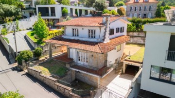 House 5 Bedrooms in Nogueira, Fraião e Lamaçães