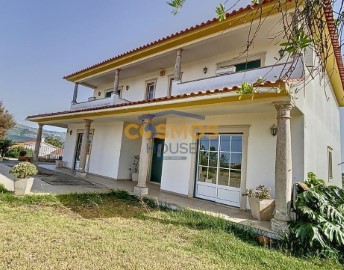 House 4 Bedrooms in Alcobaça e Vestiaria