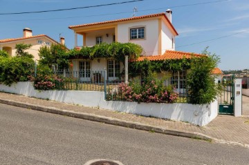 House 4 Bedrooms in Batalha