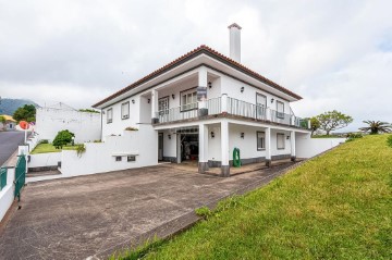 House 4 Bedrooms in Vila Franca do Campo (São Pedro)