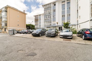 Apartamento 2 Quartos em Massamá e Monte Abraão