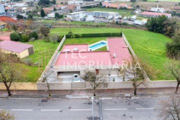 House 4 Bedrooms in Castêlo da Maia