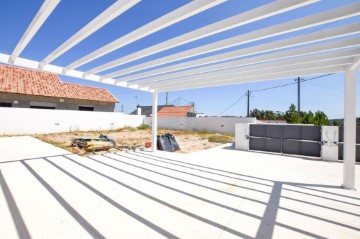 House 4 Bedrooms in Caxarias