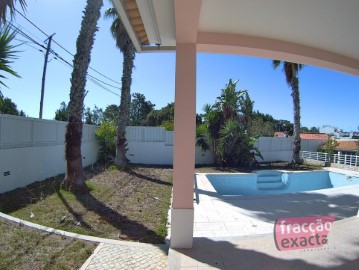 House 5 Bedrooms in Sesimbra (Castelo)