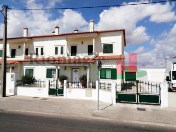 House 4 Bedrooms in Fazendas de Almeirim