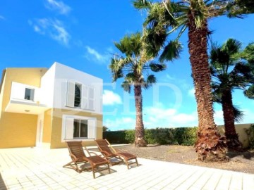 House 4 Bedrooms in Almagreira