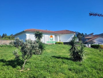 House 4 Bedrooms in Foz do Sousa e Covelo