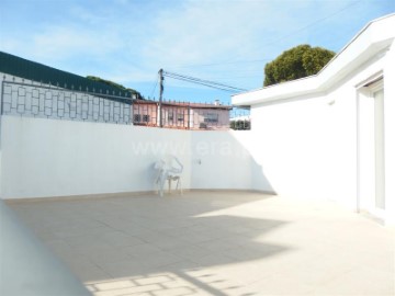 House 5 Bedrooms in Alfragide