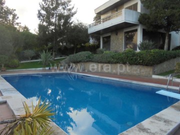 House 4 Bedrooms in Alfragide