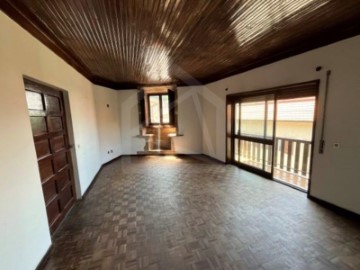 House 4 Bedrooms in Silva Escura e Dornelas