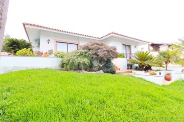 House 3 Bedrooms in Mozelos