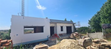 House 4 Bedrooms in Leiria, Pousos, Barreira e Cortes