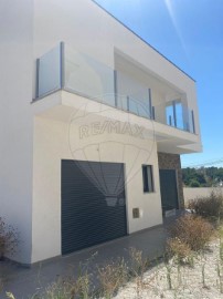 House 4 Bedrooms in Charneca de Caparica e Sobreda