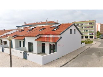 House 4 Bedrooms in Silveira