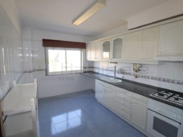 Apartment 3 Bedrooms in Massamá e Monte Abraão