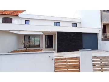 House 4 Bedrooms in Santa Joana