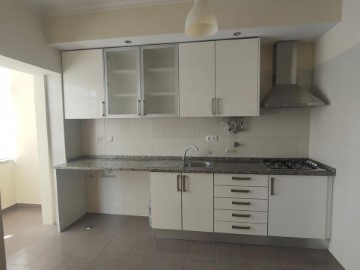 Apartment 4 Bedrooms in Almada, Cova da Piedade, Pragal e Cacilhas