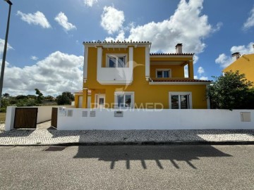 House 2 Bedrooms in Amoreira