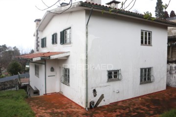 House 4 Bedrooms in Nogueira, Fraião e Lamaçães