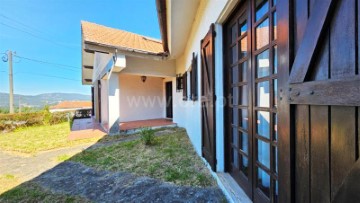 House 4 Bedrooms in Macieira de Cambra