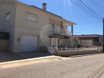 House 4 Bedrooms in Sangalhos