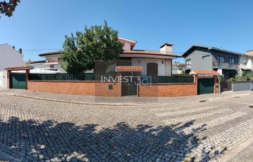 House 4 Bedrooms in Moreira