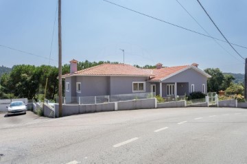 House 4 Bedrooms in Recardães e Espinhel