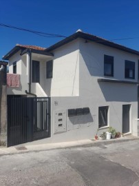 House 4 Bedrooms in São João da Madeira