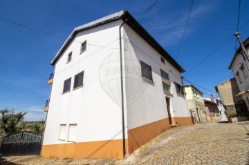 House 3 Bedrooms in Peso e Vales do Rio