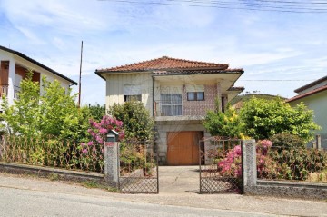 House 3 Bedrooms in Gestaçô