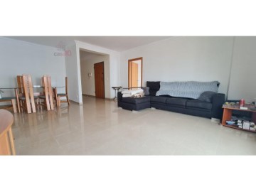 Apartment 4 Bedrooms in Camarate, Unhos e Apelação