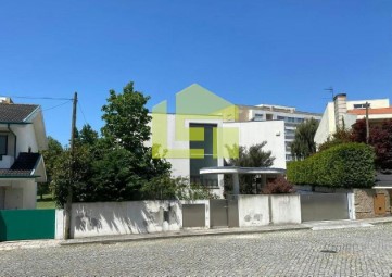 House 4 Bedrooms in Cidade da Maia