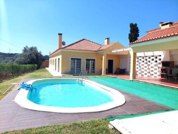 House 4 Bedrooms in Mafra