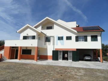 House 4 Bedrooms in Arcos e Mogofores