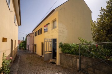 House 5 Bedrooms in Vila Cova à Coelheira