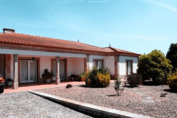 House 5 Bedrooms in Mentrestido