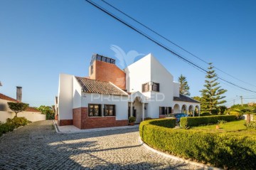 House 9 Bedrooms in Cela