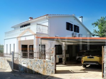 House 4 Bedrooms in São João do Peso