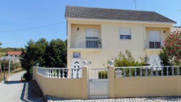 House 4 Bedrooms in Lajeosa do Mondego