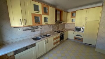 Apartment 5 Bedrooms in Odivelas