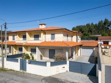 House 4 Bedrooms in Vila Verde e Barbudo