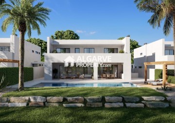 House 4 Bedrooms in Quarteira