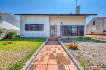 House 3 Bedrooms in Vieira de Leiria