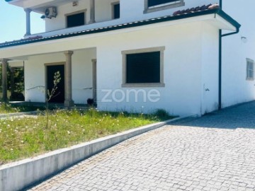 House 4 Bedrooms in Eiriz