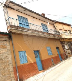 House 4 Bedrooms in Castelo Branco