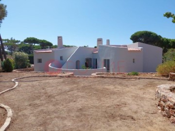 House 4 Bedrooms in Quarteira