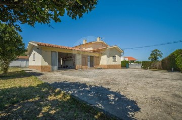 Maison 4 Chambres à Bunheiro