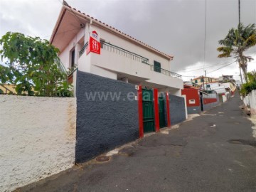 House 4 Bedrooms in Santo António